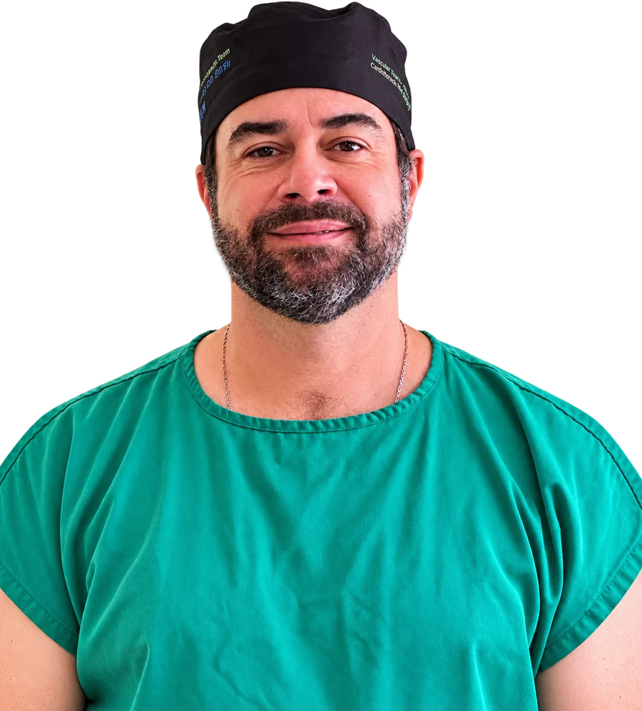 Dr. Vlander Gomes, cirurgião cardiovascular, com roupa cirúrgica
