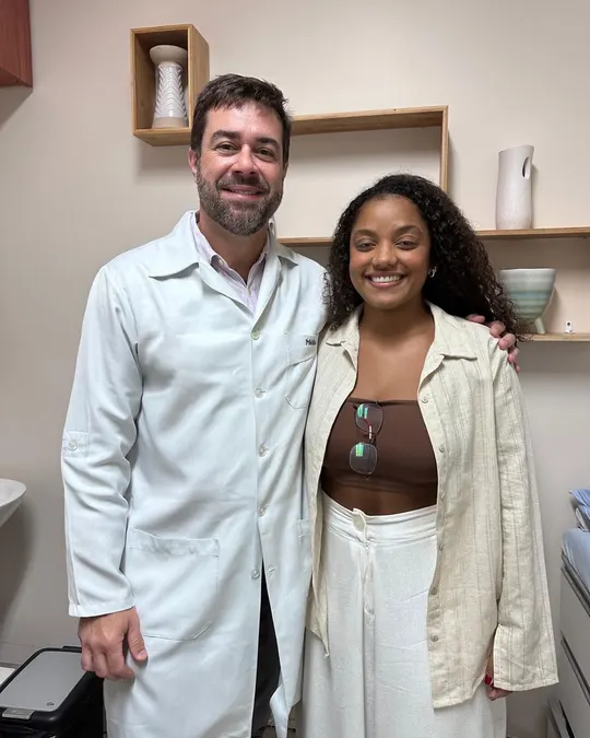 Dr vlander gomes com paciente no consultorio