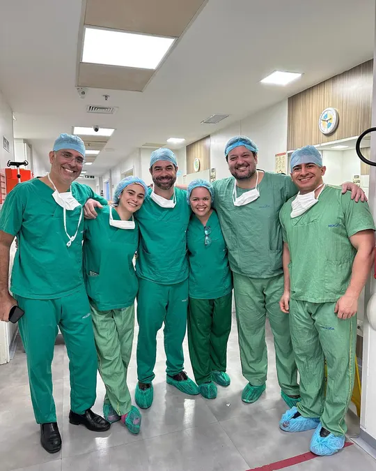 Equipe de cirurgia cardiaca no centro cirurgico